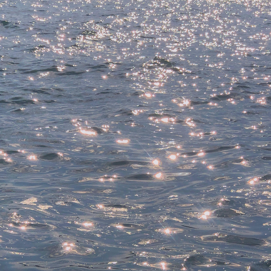 Sunlight reflecting on the ocean surface, symbolising Swae’s commitment to sustainability and ocean-bound recycled materials.